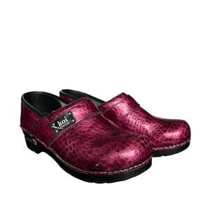 Koi by Sanita Lindsey Raspberry Purple Patent Leather Clogs Size 38 7.5 Embossed